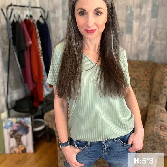 Super Cute Women's V Neck Top (MED) - Picture 6 of 8